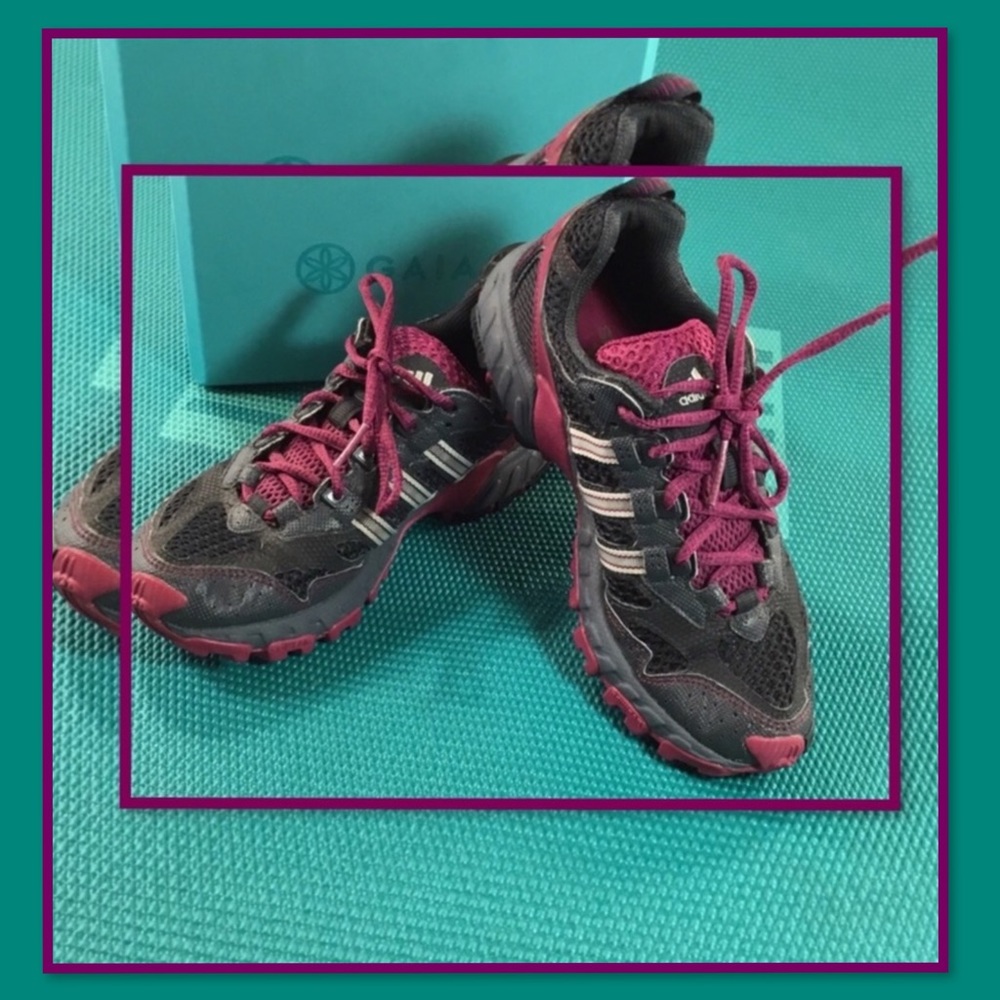 ADIDAS KANADIA WOMENS DARK GRAY AND PINK TRAIL RUNNING SNEAKER 6
